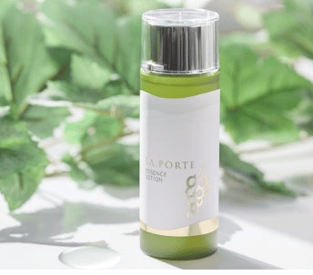 エッセンスローションボトル